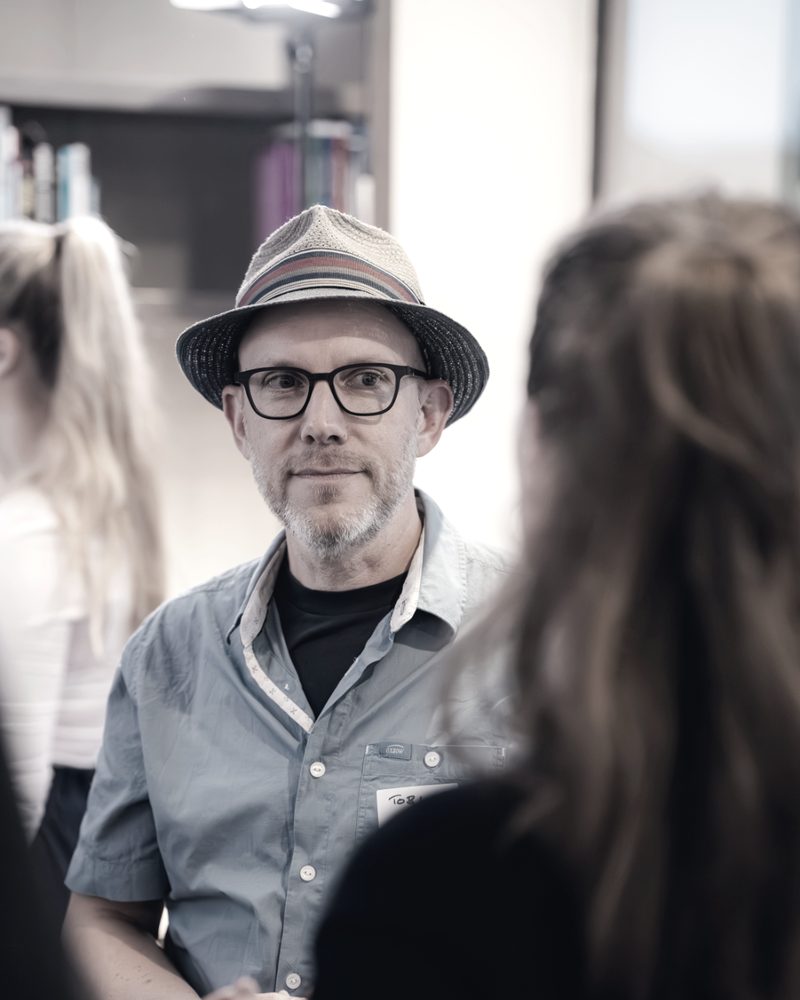 Tobias Frech im Gespräch, aufmerksam zuhörend.